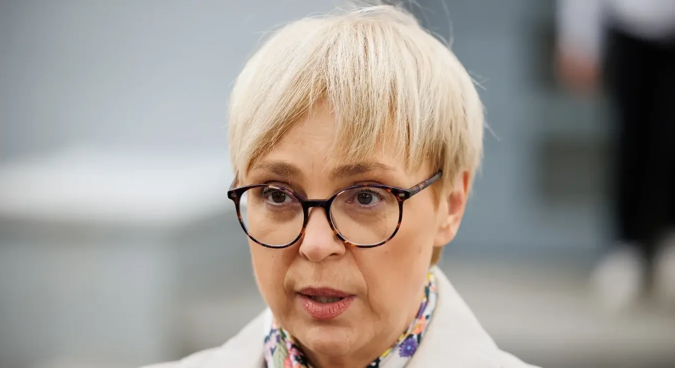 Portret žene sa kratkom plavom kosom i naočarima