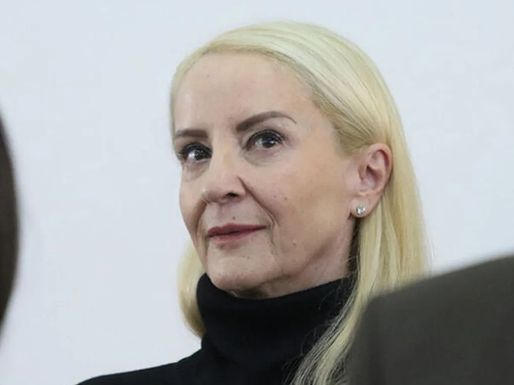 Portret plavuše sa dijamantskim minđušama.