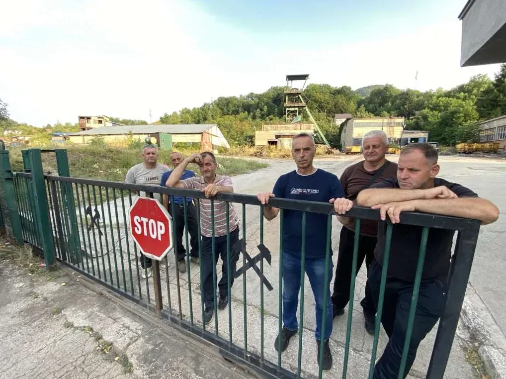 Zenički rudari ispred rudnika