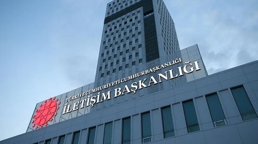 Moderna zgrada Predsjedništva Republike Turske sa natpisom "İLETİŞİM BAŞKANLIĞI" i crvenim logom