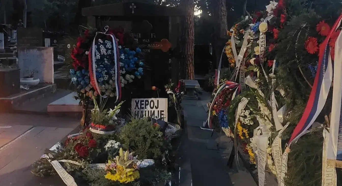 Grob generala Mladića sa vijencima