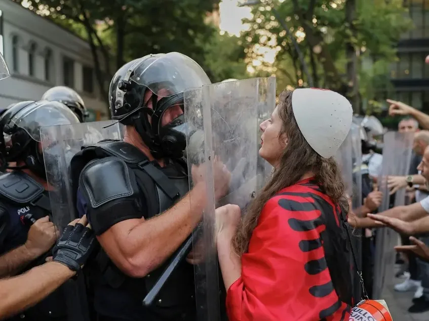 Demonstranti protiv Rame u Tirani