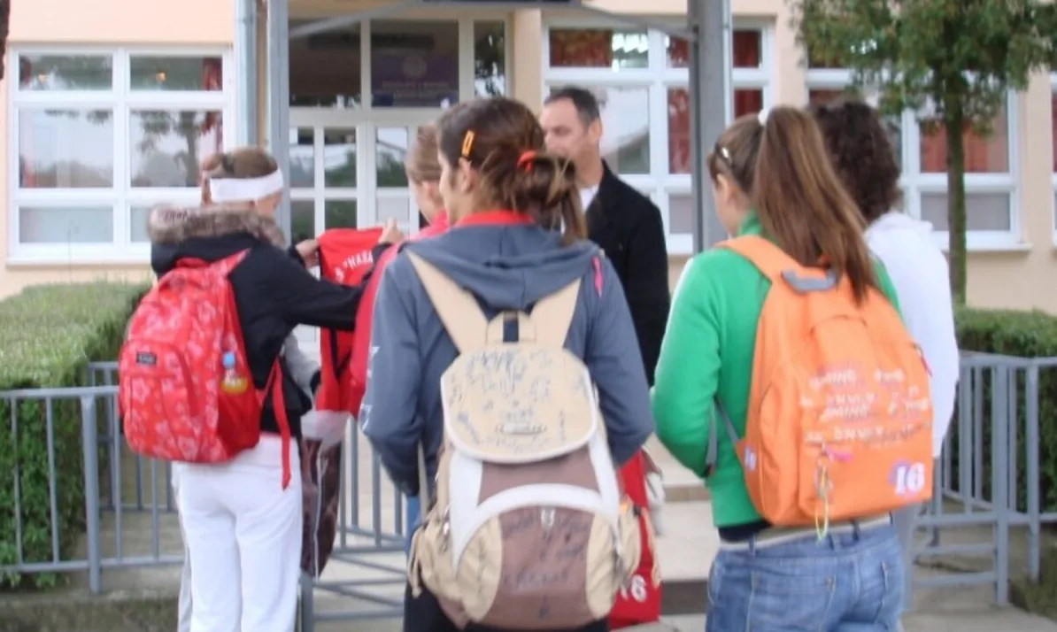 Učenici ispred škole, policijske kontrole