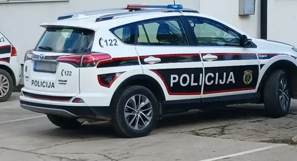 Policijsko vozilo nakon nesreće