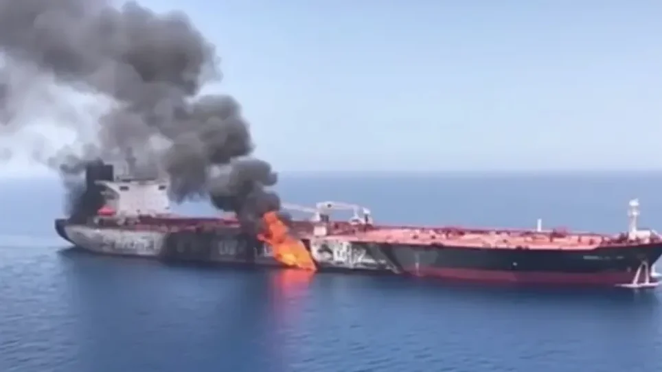Tanker pogođen projektilom gori