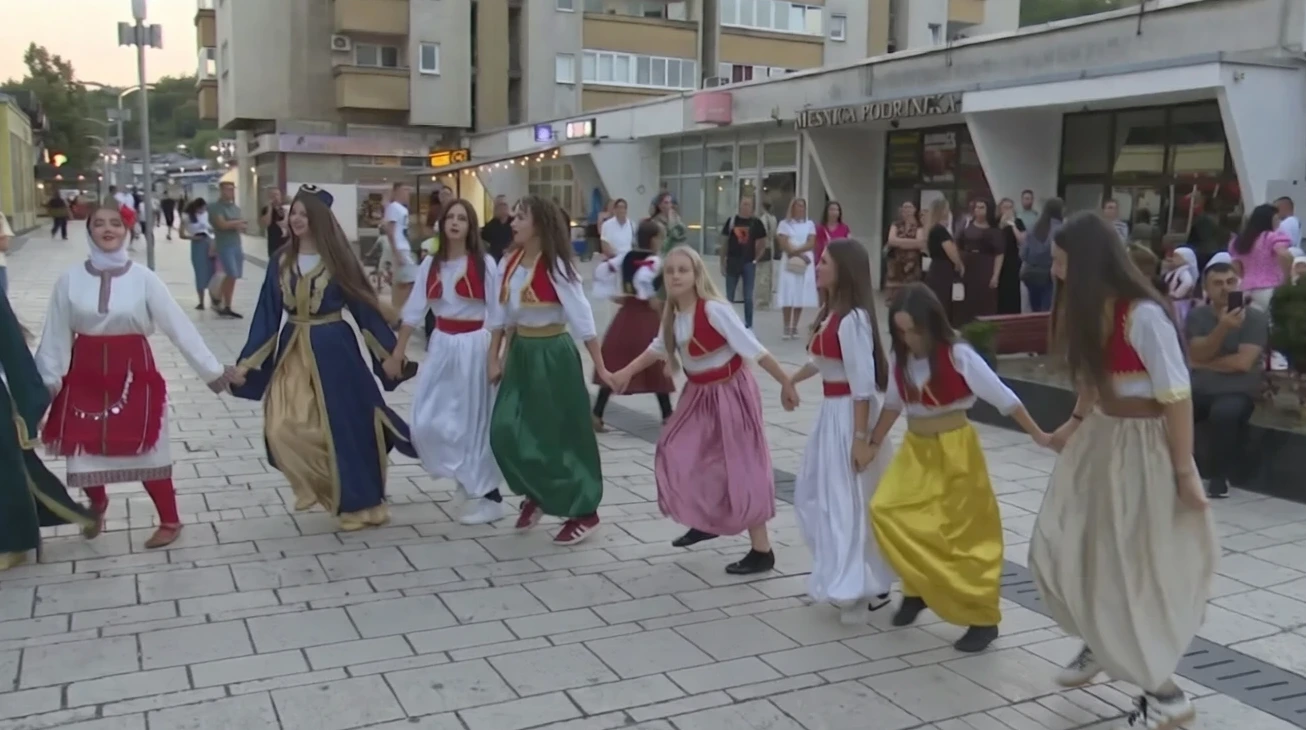 Djevojke igraju tradicionalno kolo